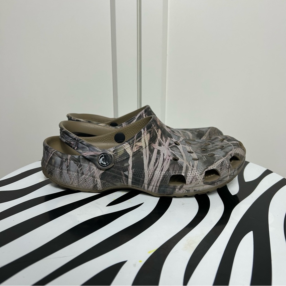 Crocs camo real tree sandals